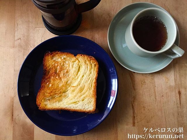 デニッシュ食パンとカフェインレス紅茶の朝ご飯