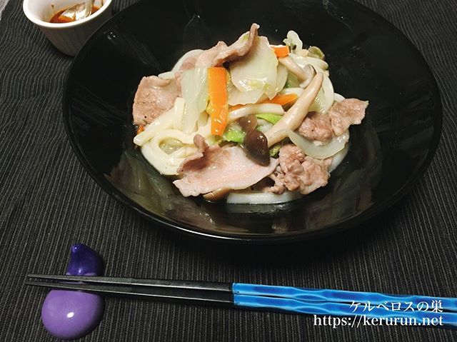 【レシピあり・ズボラ飯】フライパン一つで作る白菜と豚肉の蒸し焼きうどん