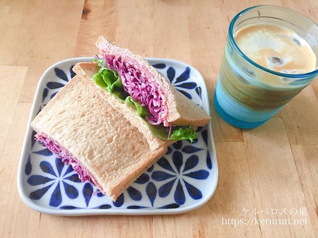 全粒粉入り食パンで作る紫キャベツのサンドイッチで朝ごはん